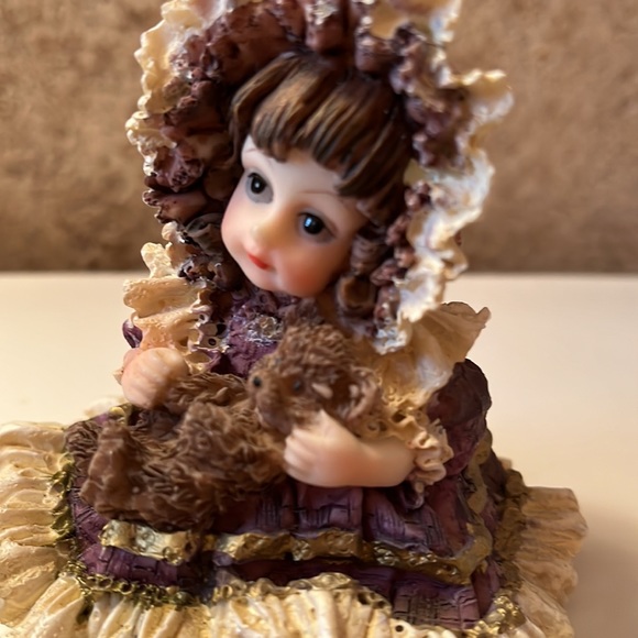 Little Southern Bell figurine, wearing purple dress and bonnet. - Picture 3 of 3